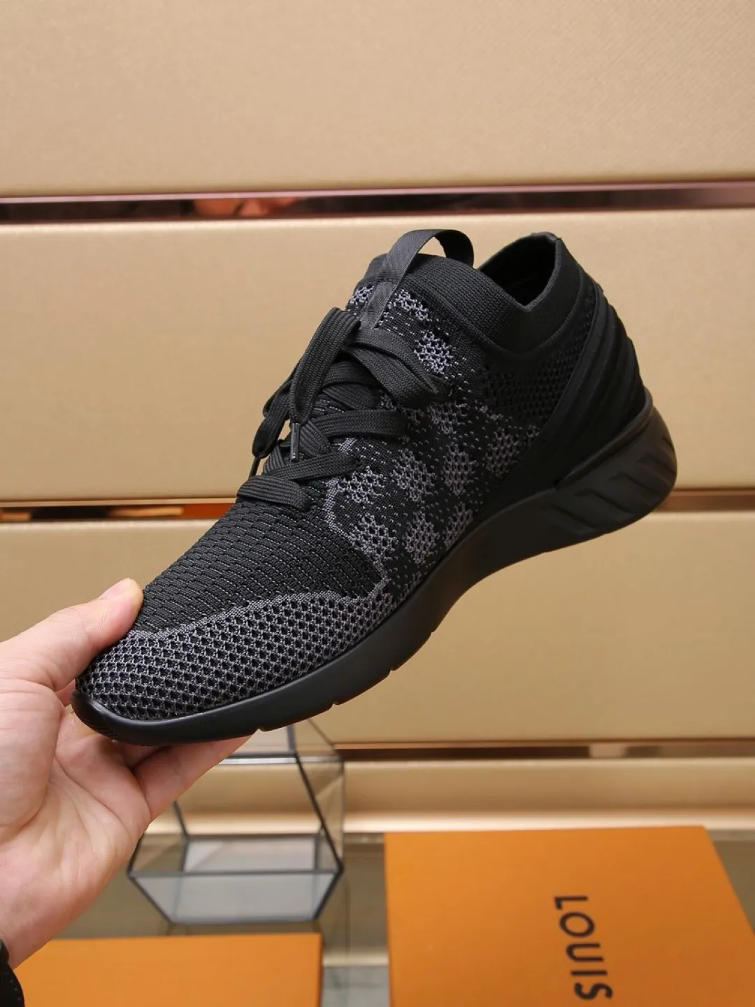 Men's shoes 💰P420💰"LOUI* VUITTO*" latest popular men's casual shoes ✔️This model is made of the original breathable fly woven fabric. The real thing is super shiny⚡️ Fashionable and versatile. The toe last shape is firm and full. The soles are LV original molds and can be put in and out at will. It is light and comfortable for the foot~Purely handmade, details determine the quality! Size:38-44